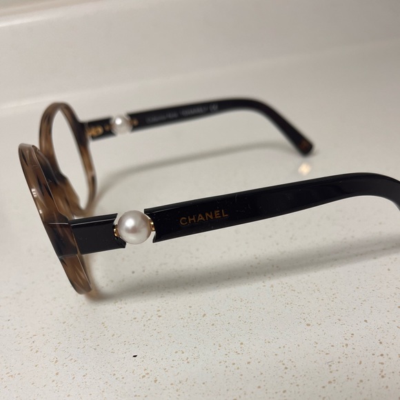 CHANEL Oversized Pearl Sunglass Frames - Picture 4 of 10